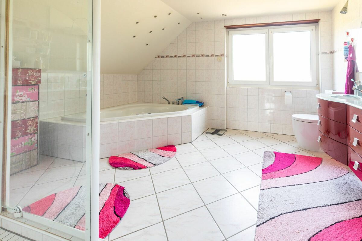 Helles Badezimmer mit Eckbadewanne und Doppelwaschtisch