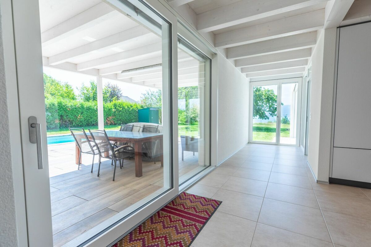 Langer heller Flur mit Blick auf Terrasse und Garten