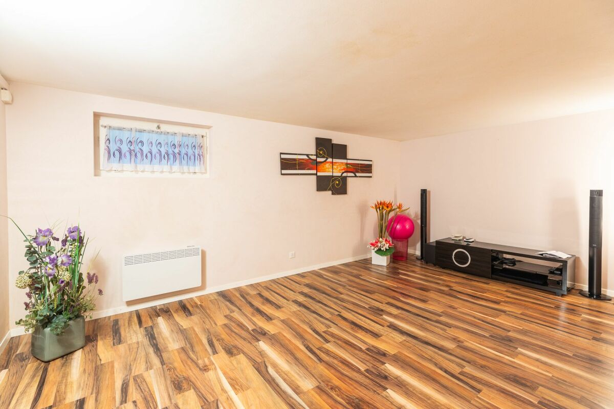 Großer leerer Wohnraum mit Holzoptikboden