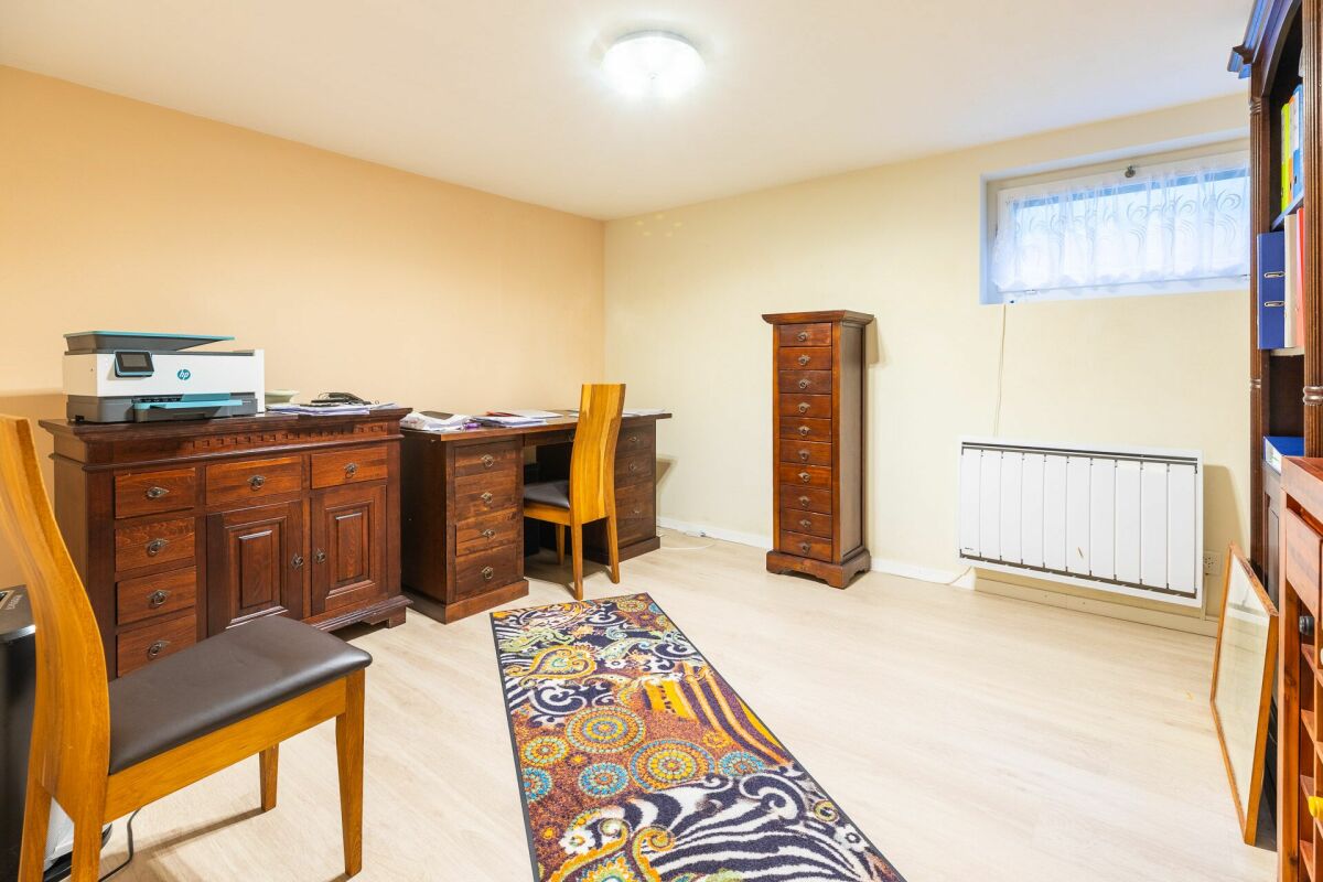 Arbeitszimmer mit Holzmöbeln