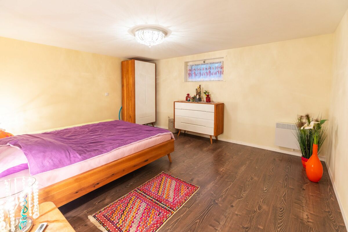 Schlafzimmer mit einfacher Möblierung