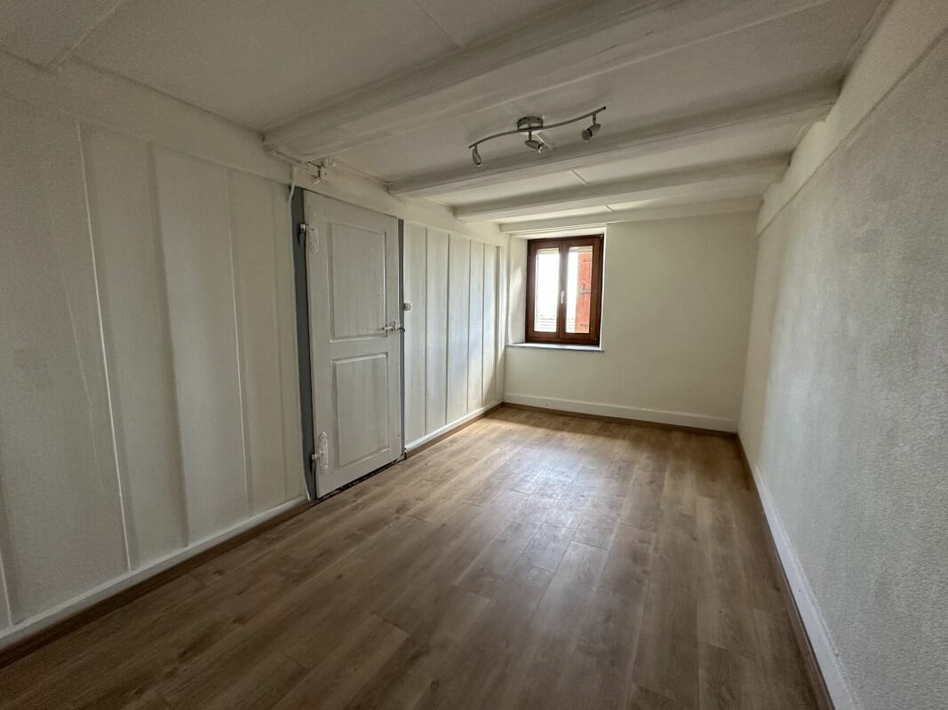 Schmaler Innenraum mit Holzfußboden