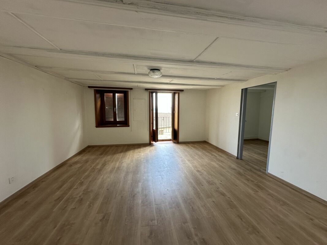 Leerer Wohnraum mit Balkonzugang