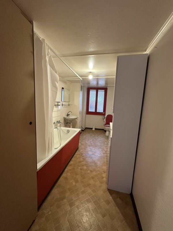 Schmales Badezimmer mit Badewanne