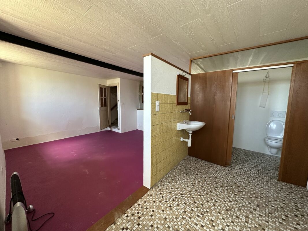 Wohnraum mit angrenzendem WC