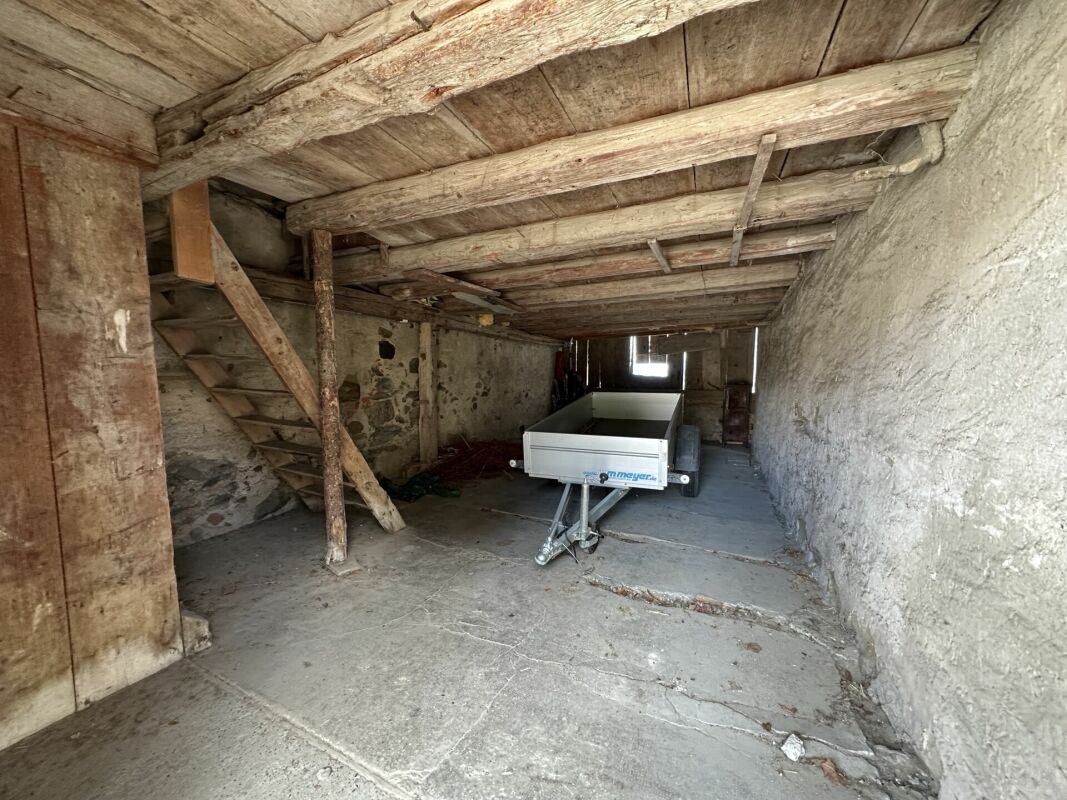Rustikaler Innenraum mit Holzbalken und Anhänger