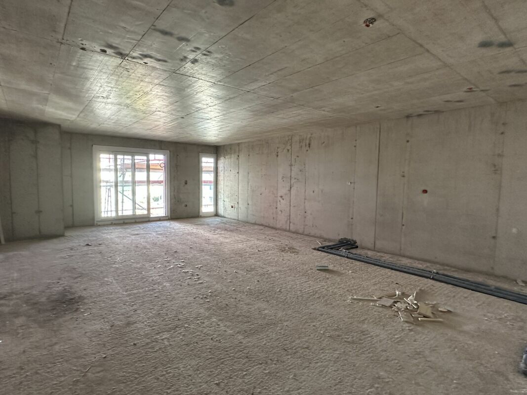 Rohbau-Raum mit Betonoberflächen