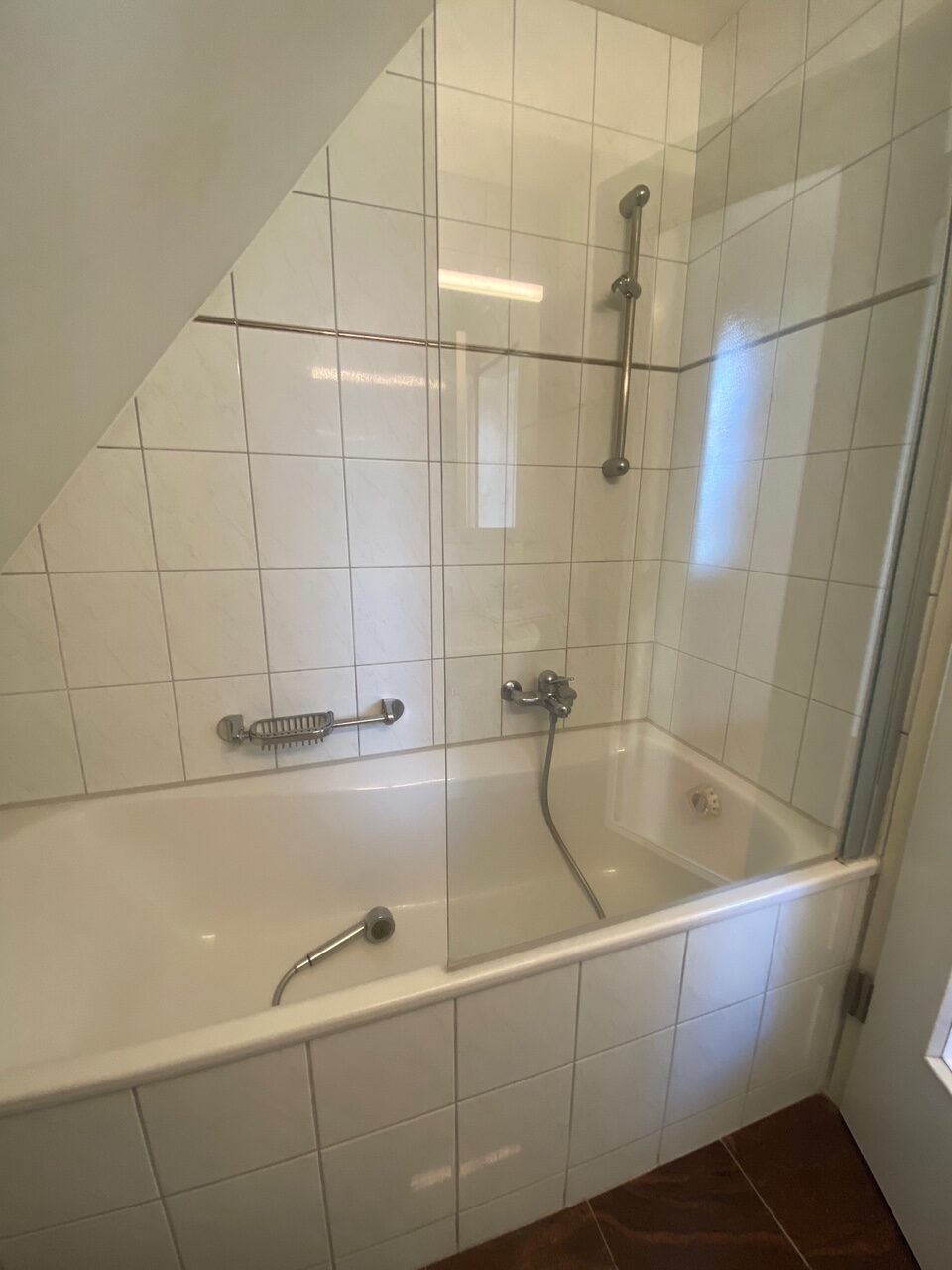 Badewanne mit Duschbereich