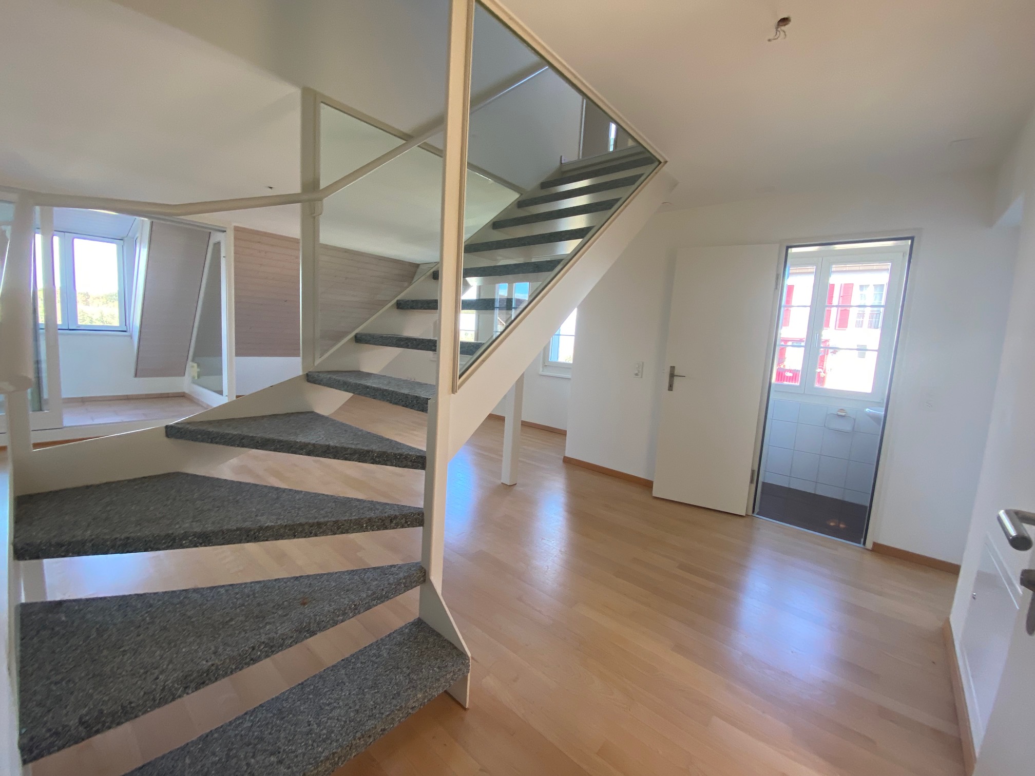 Treppenhaus mit hellem Wohnbereich