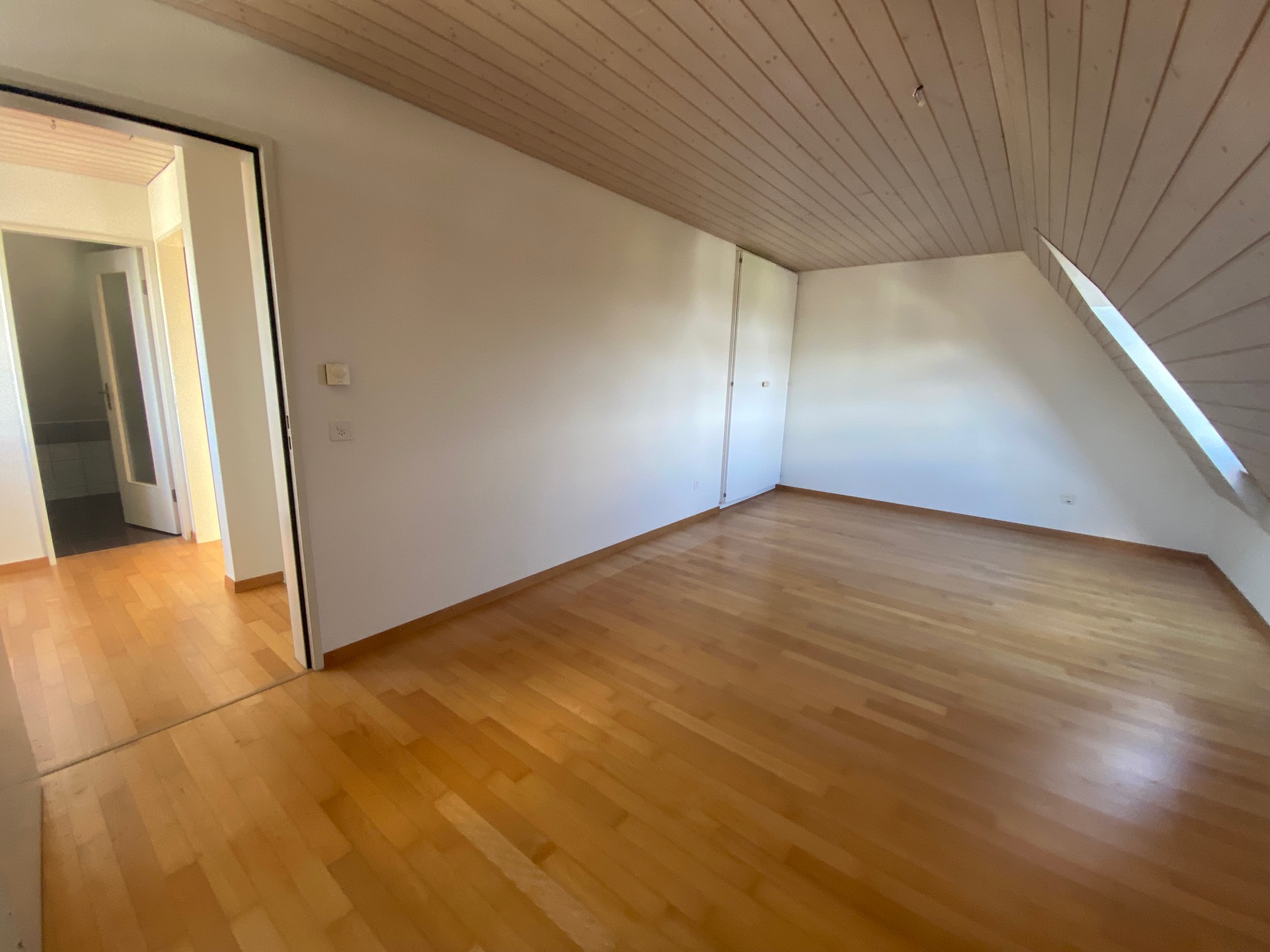 Dachgeschosszimmer mit Holzboden