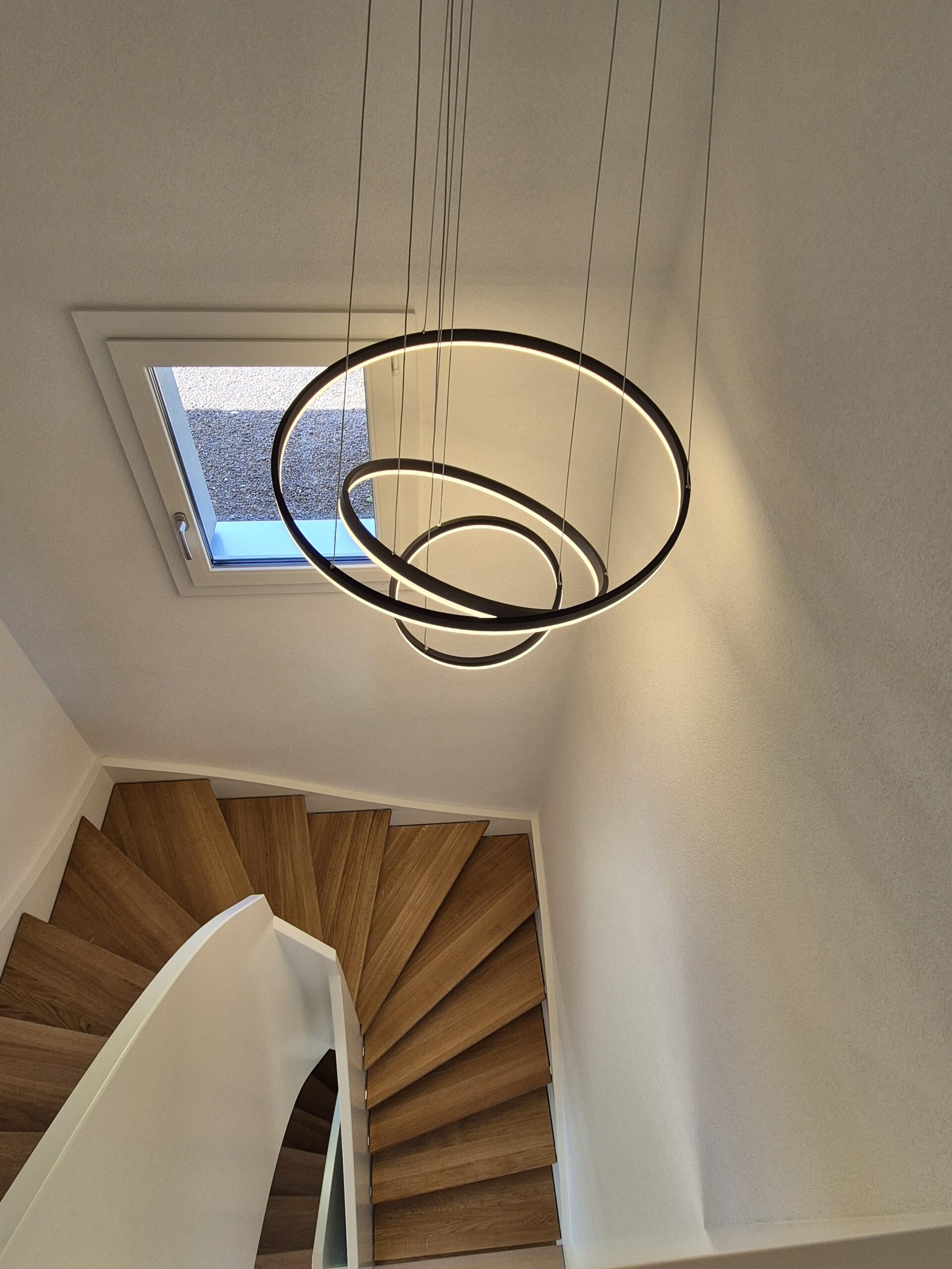 Treppenhaus mit moderner Ringpendelleuchte