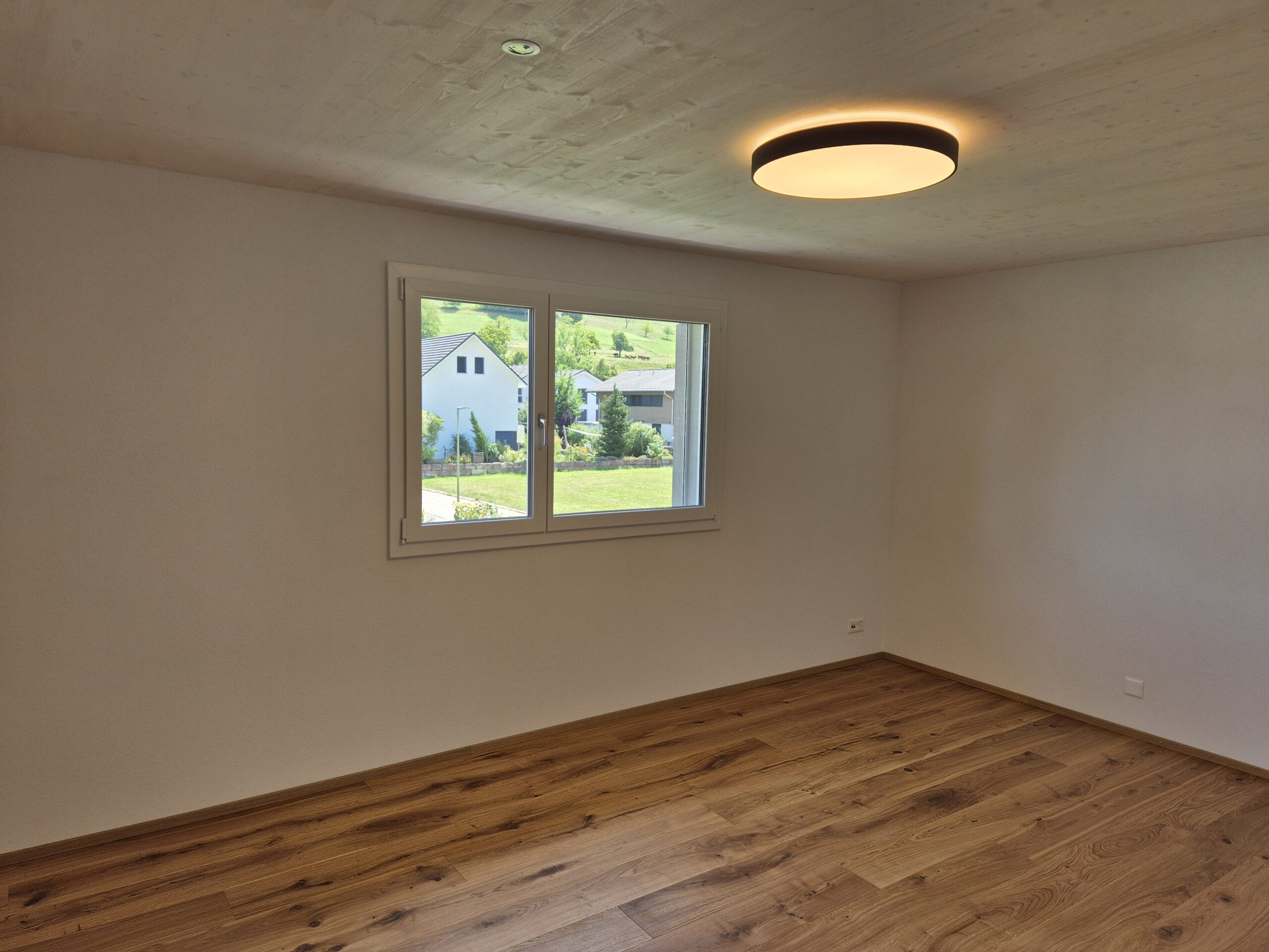 Leeres Schlafzimmer mit Fenster