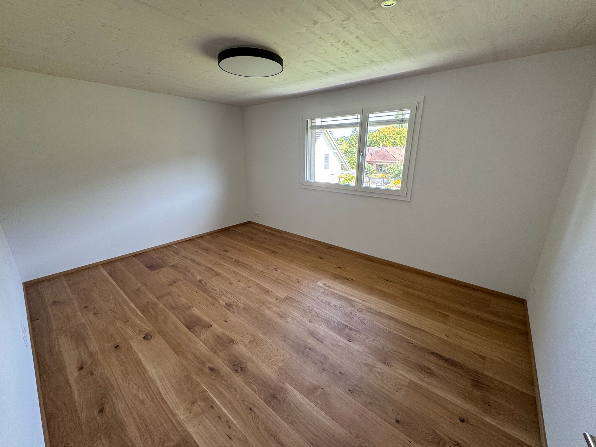 Leeres Schlafzimmer mit Holzfußboden
