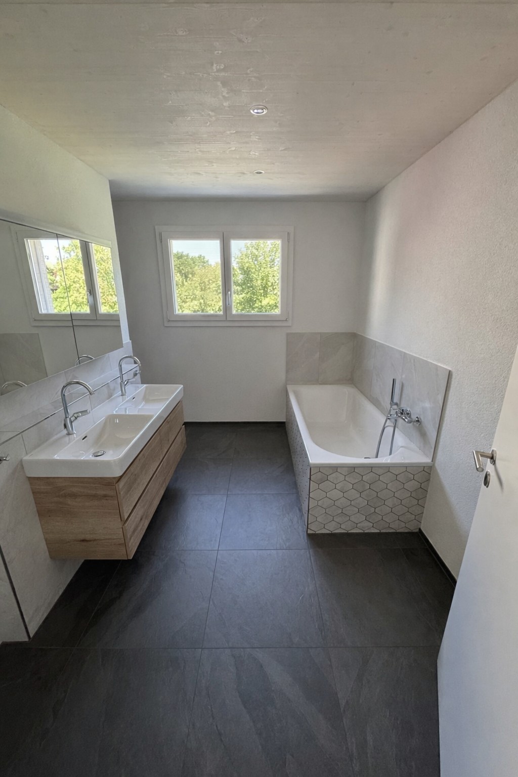 Modernes Badezimmer mit Doppelwaschtisch und Badewanne