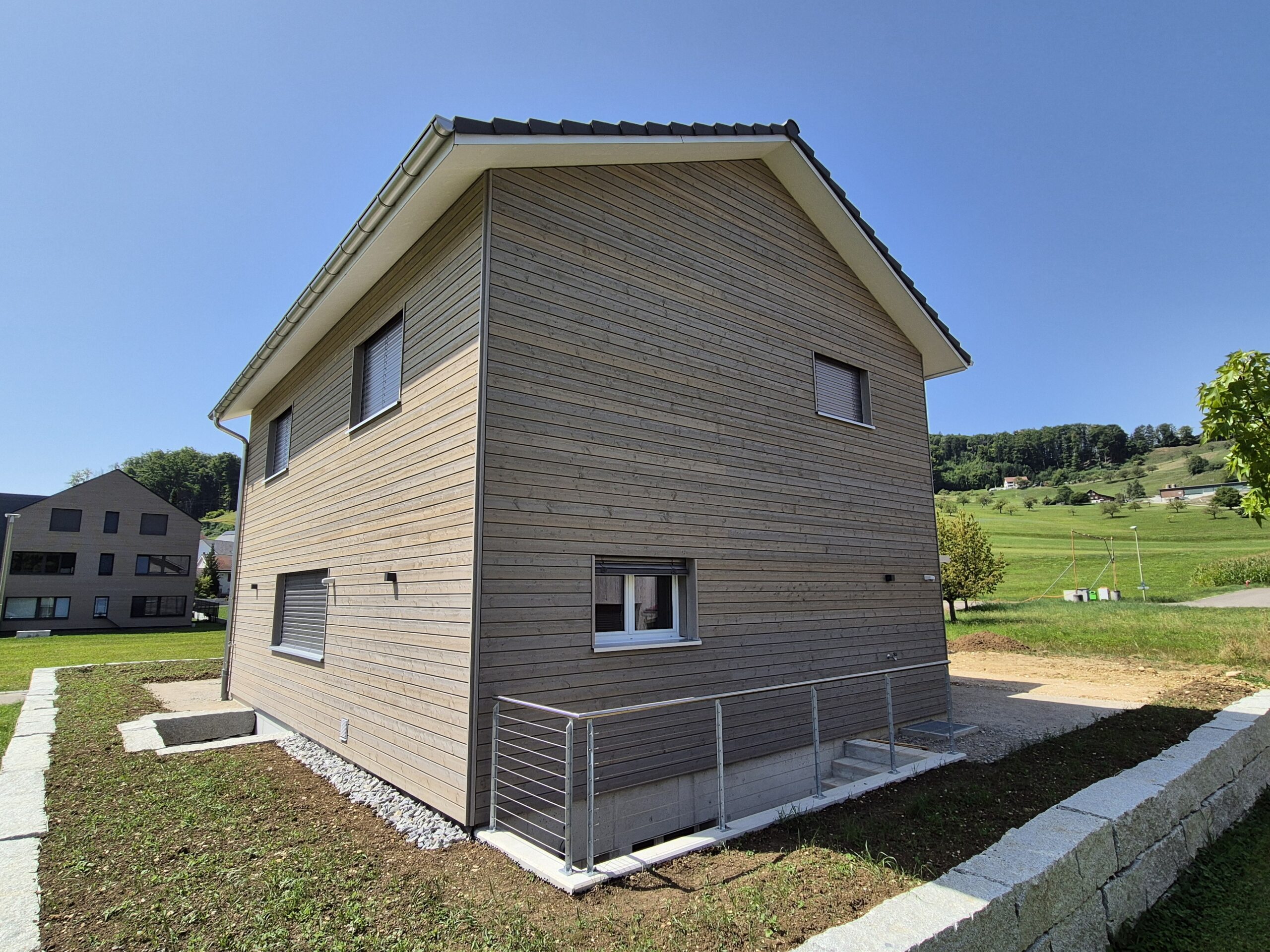 Moderne Holzfassade mit Satteldach
