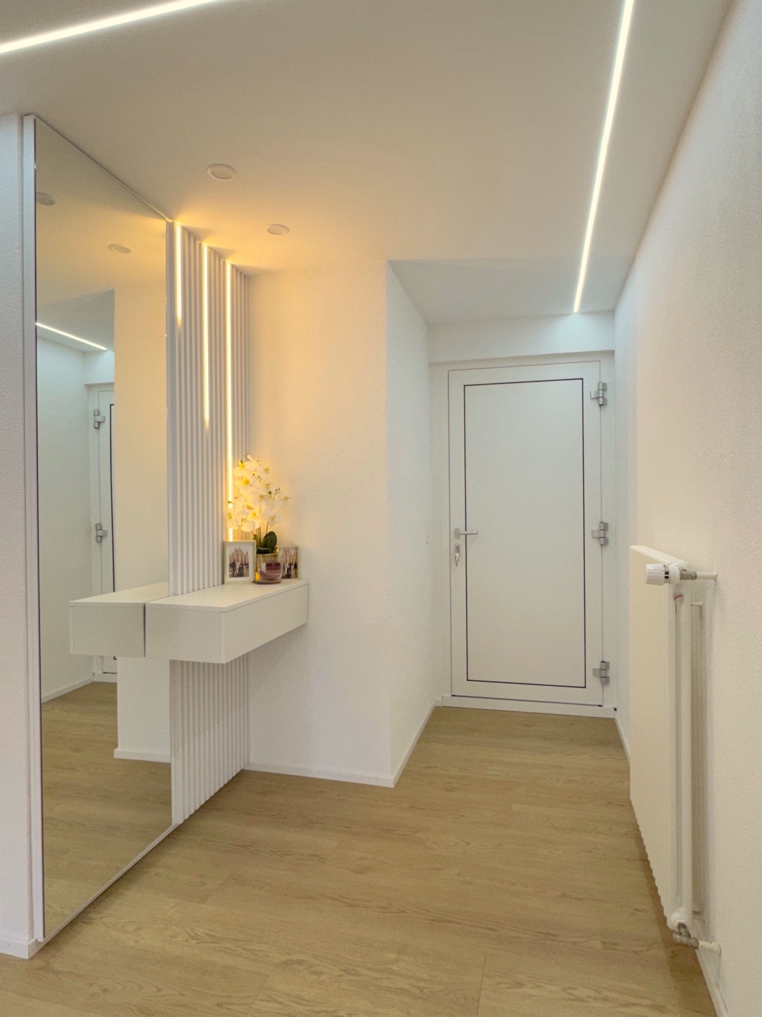 Heller Flur mit Spiegel und Sideboard