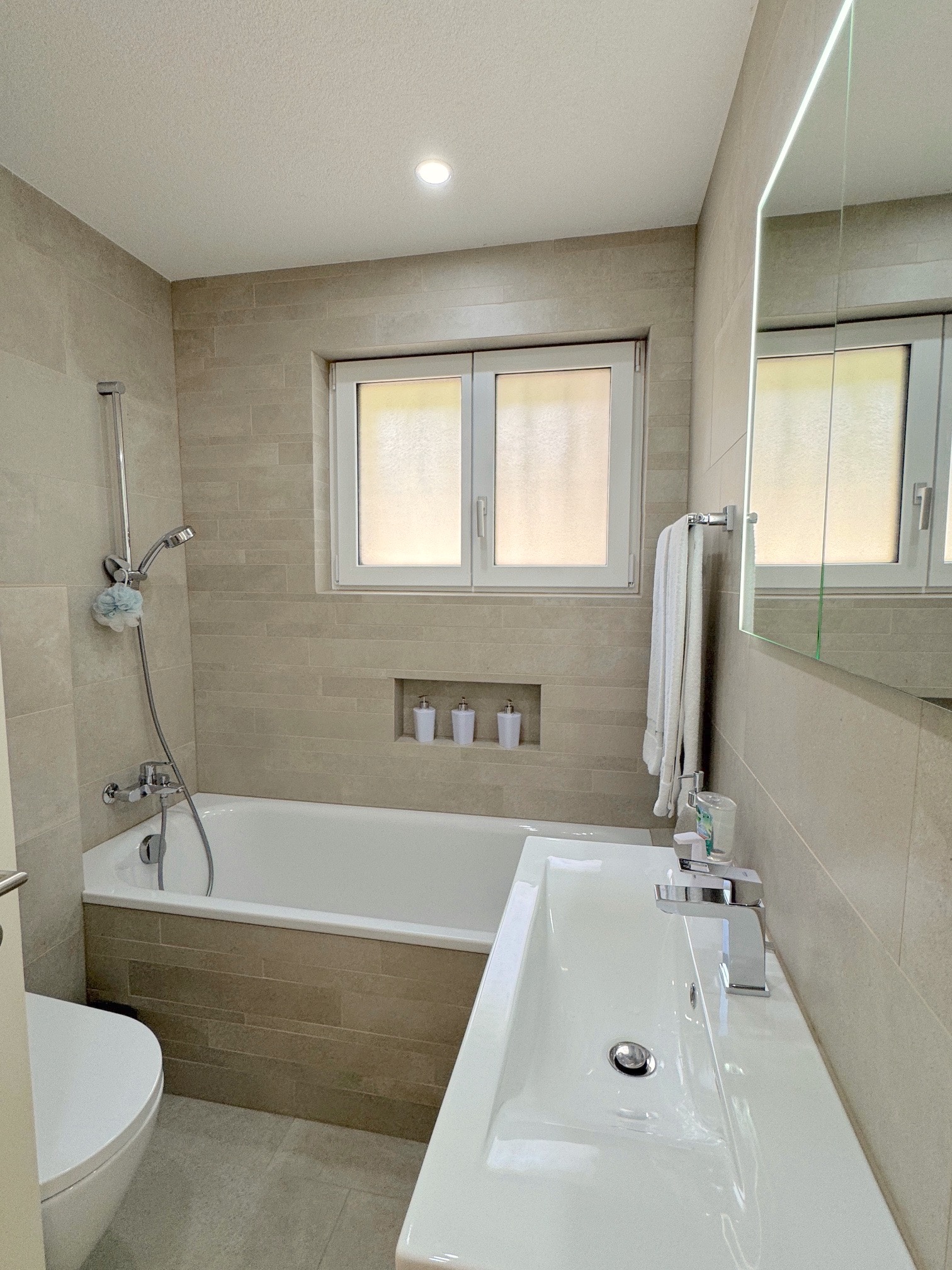 Modernes Badezimmer mit Badewanne und Waschtisch