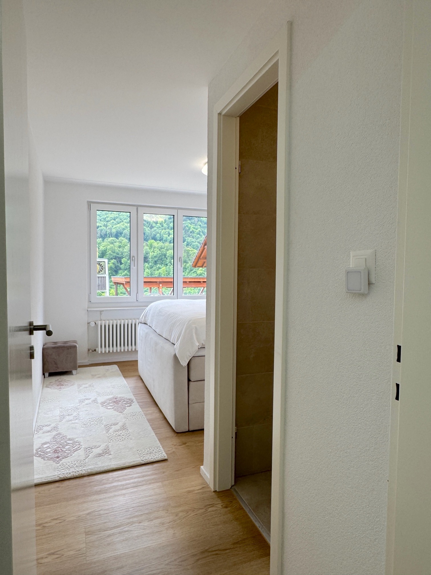 Helles Schlafzimmer mit Blick ins Grüne