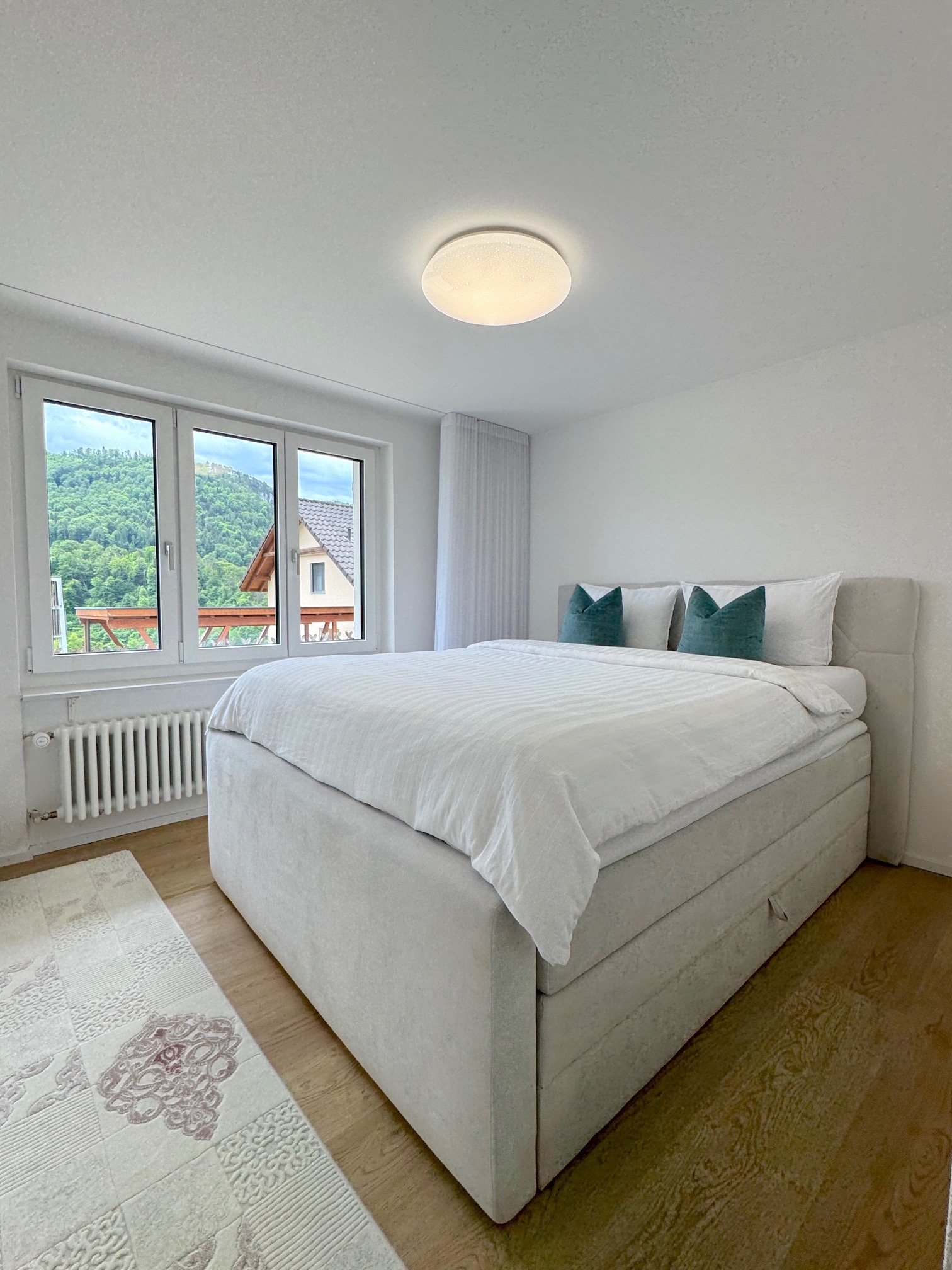 Helles Schlafzimmer mit Bergblick