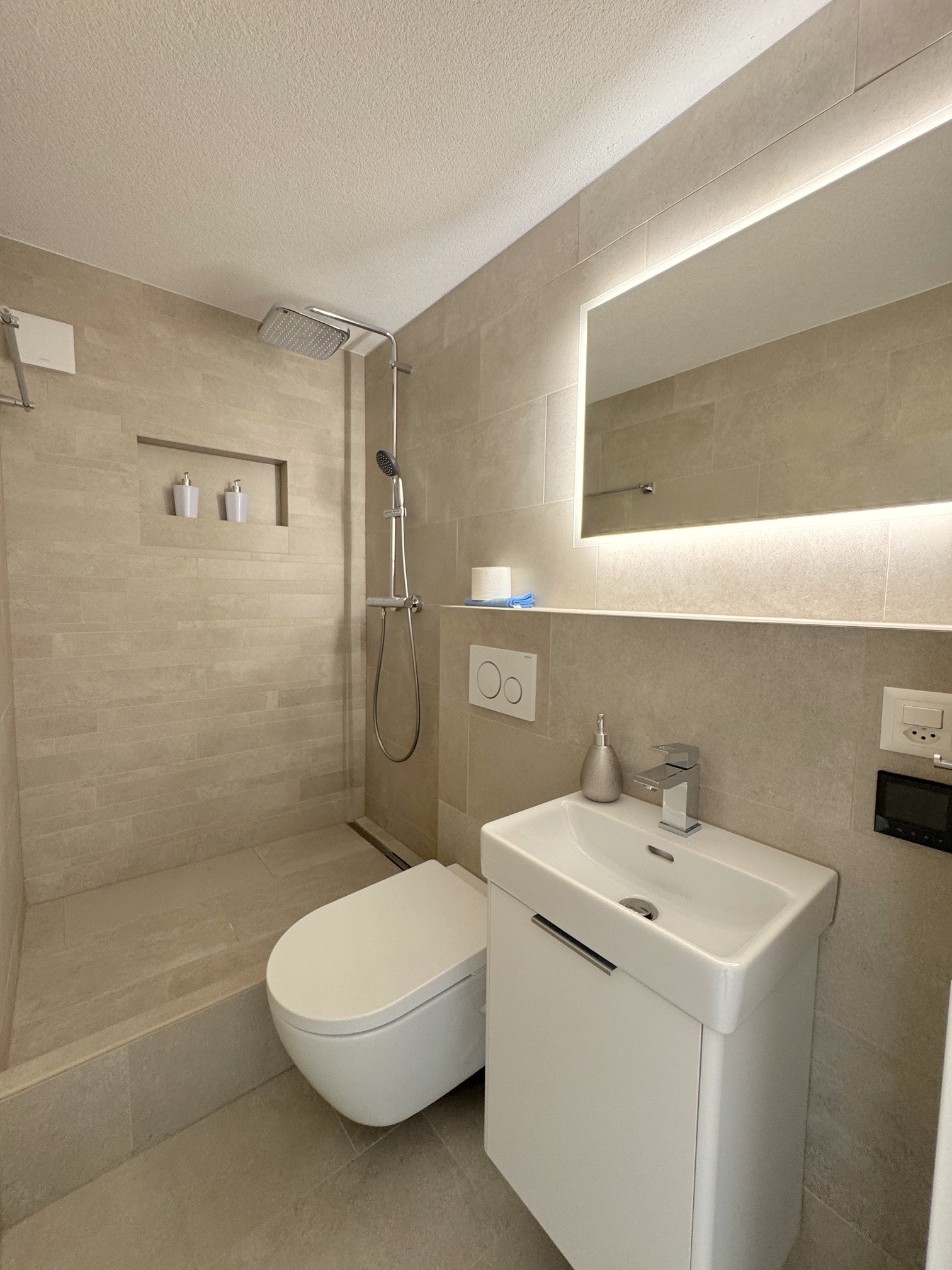 Modernes Bad mit Walk-in-Dusche und wandhängendem WC