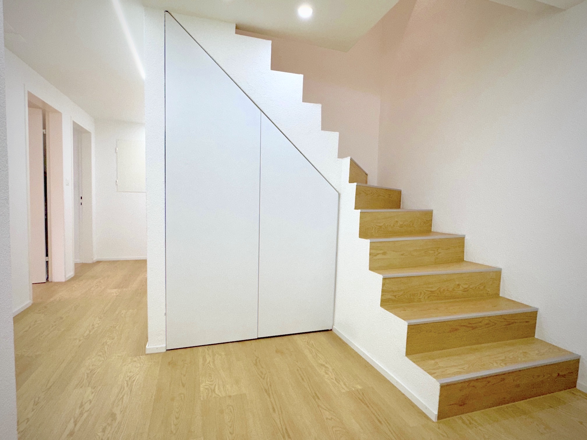 Heller Treppenbereich mit Holzstufen