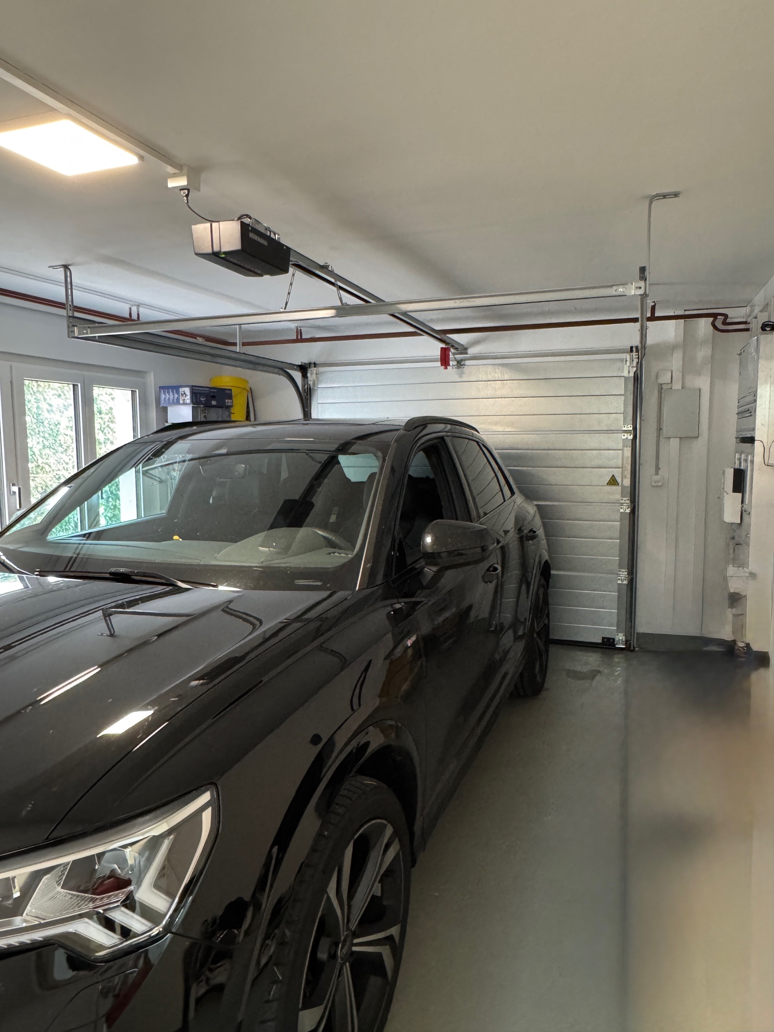 Garage mit abgestelltem SUV