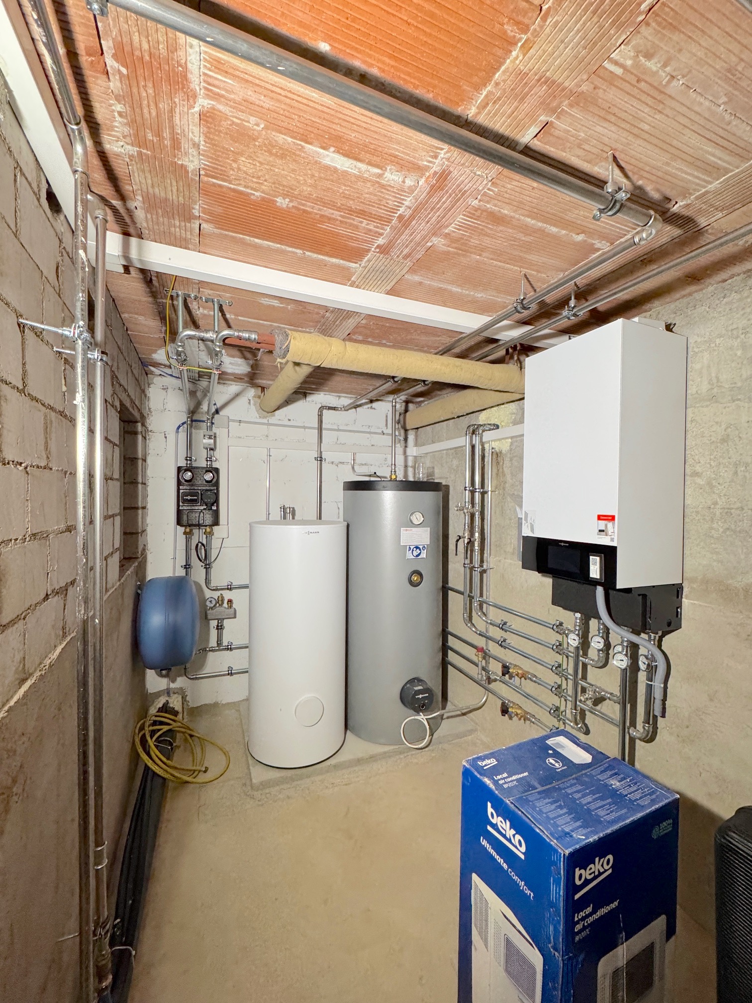 Technikraum mit Heizungs- und Warmwasseranlage