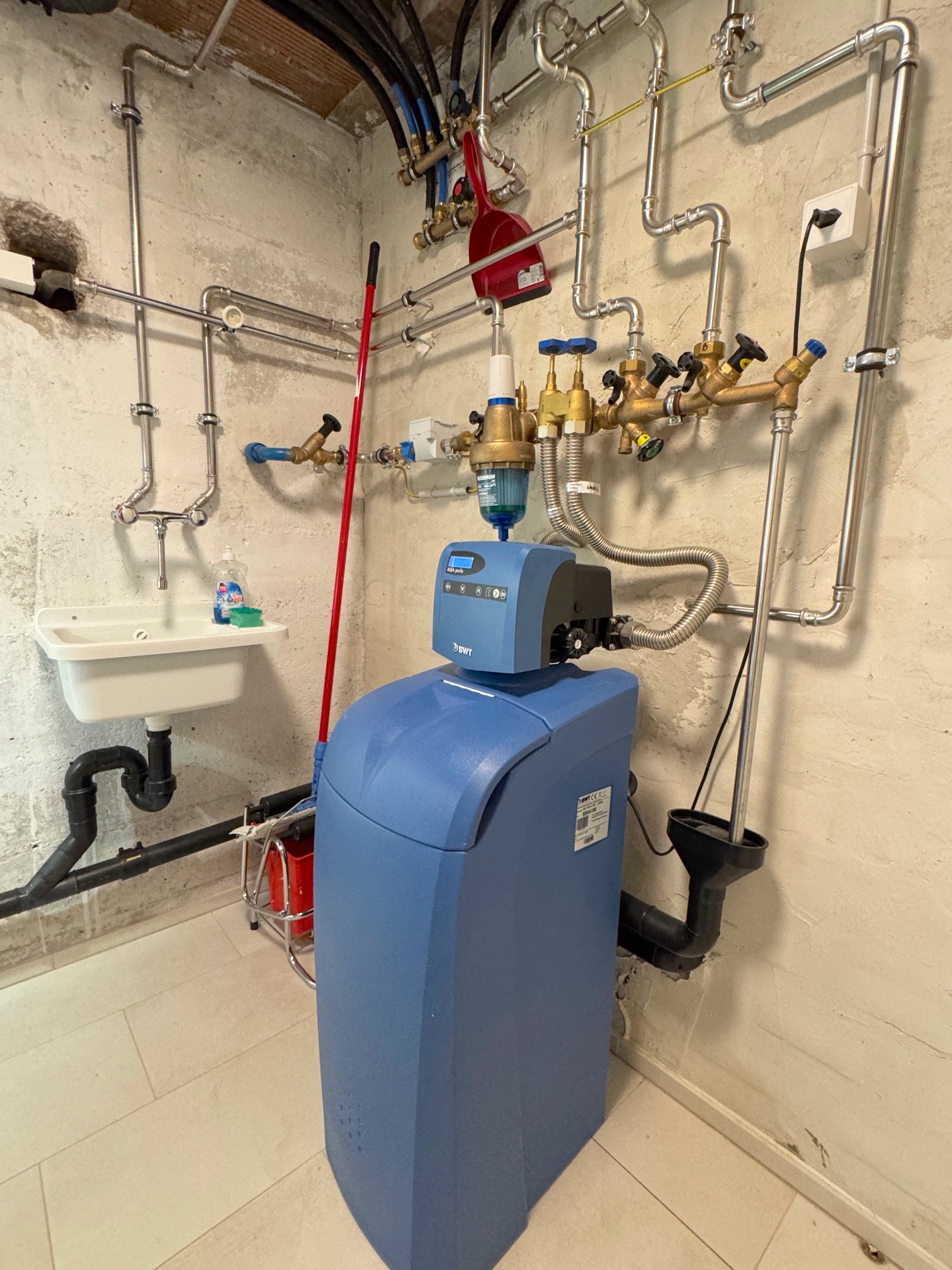 Technikraum mit Wasseraufbereitung