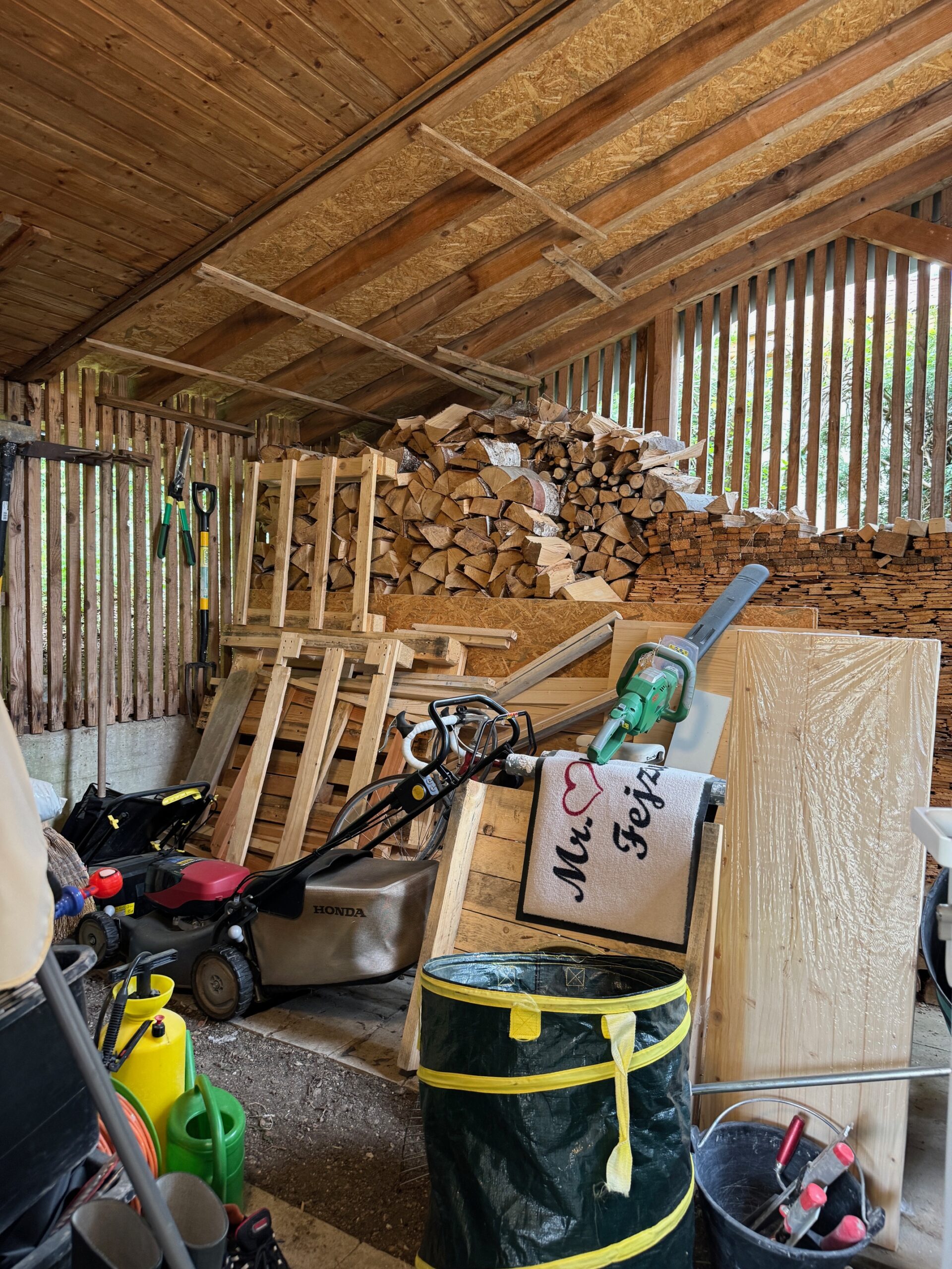 Holzlager und Geräteschuppen