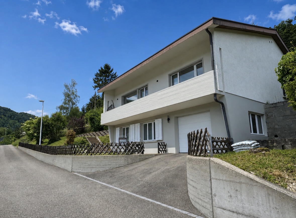 Zweifamilienhaus mit Balkon an Hanglage
