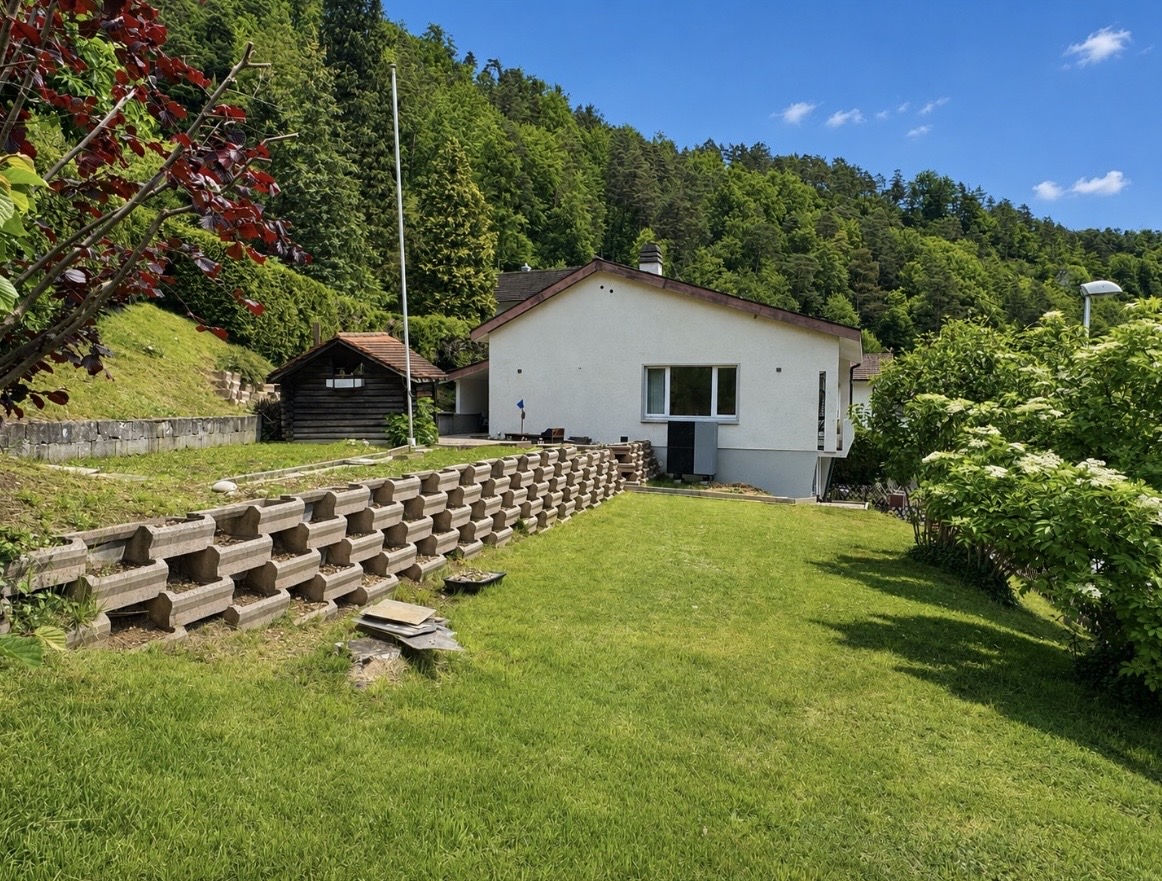 Haus mit großem Garten am Hang