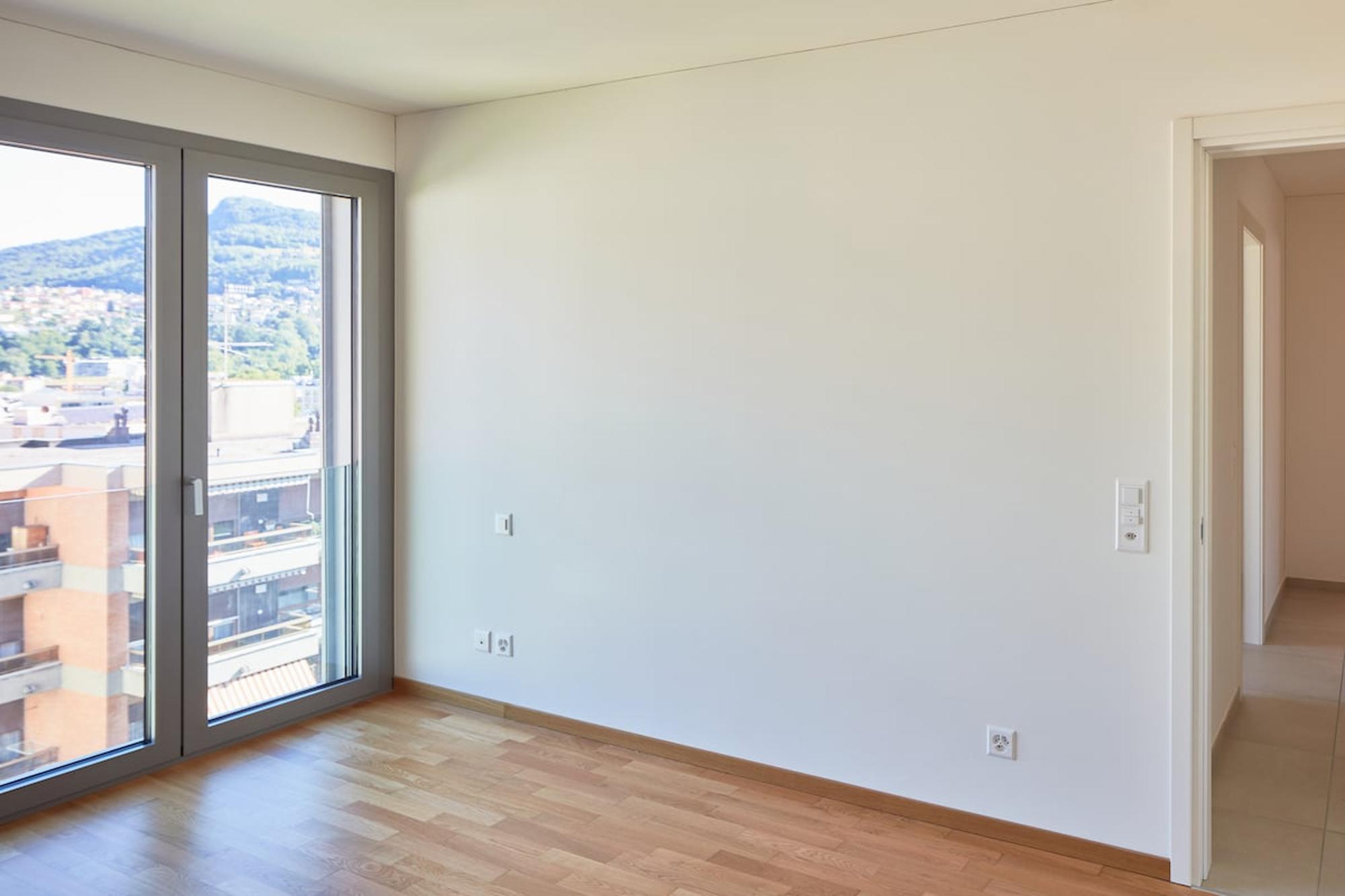 Leerer Wohnraum mit großer Fensterfront
