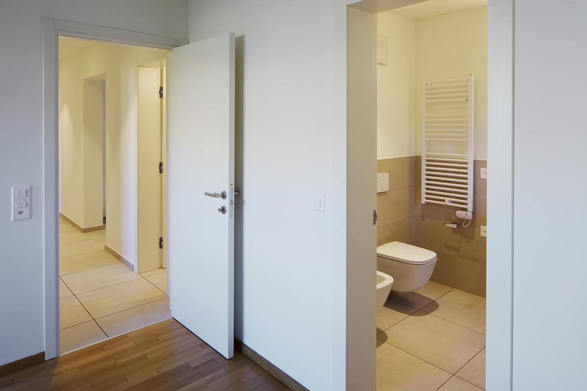Blick in Flur mit geöffneten Türen und Gäste-WC