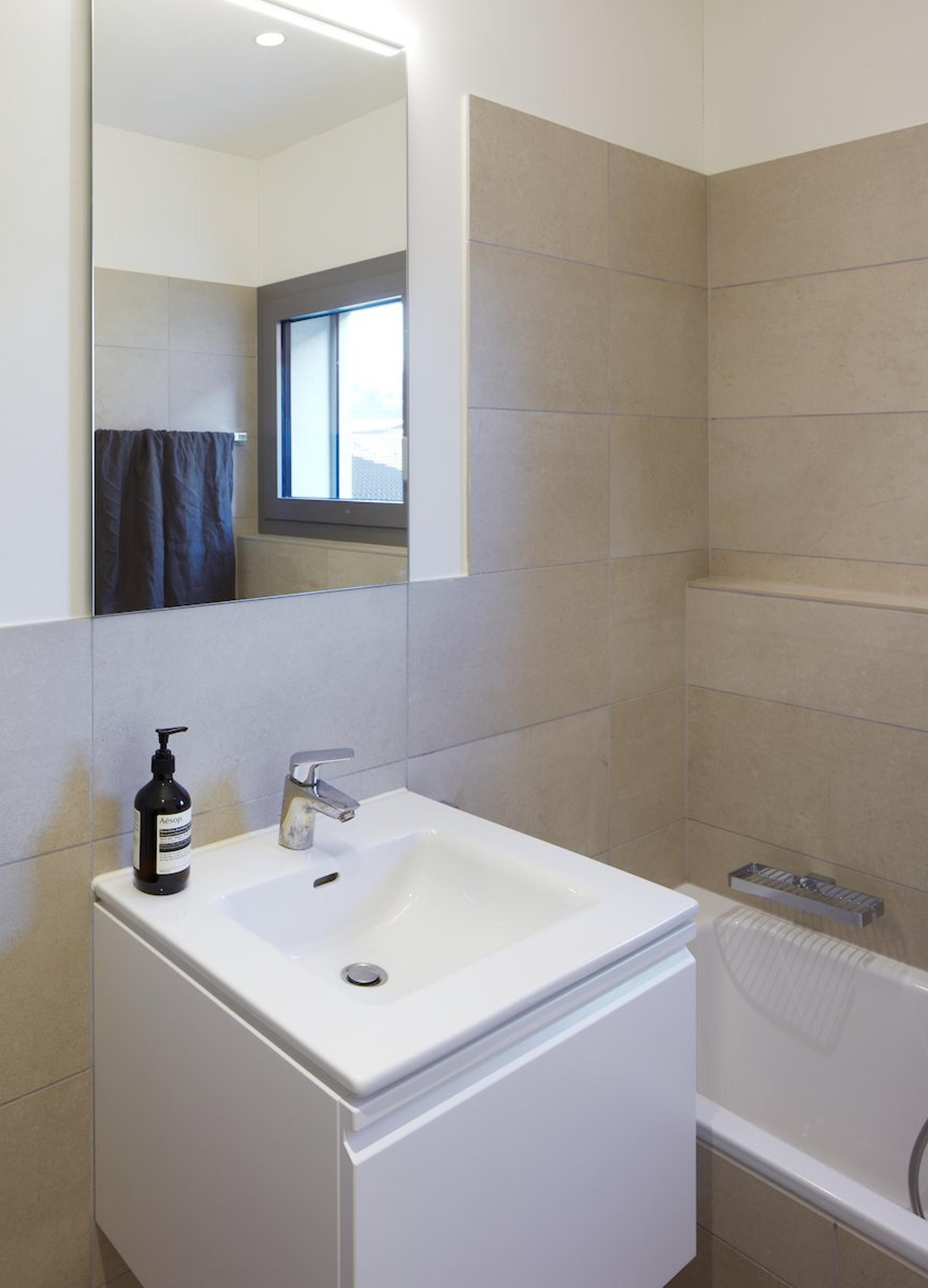 Modernes Badezimmer mit Waschbecken und Badewanne