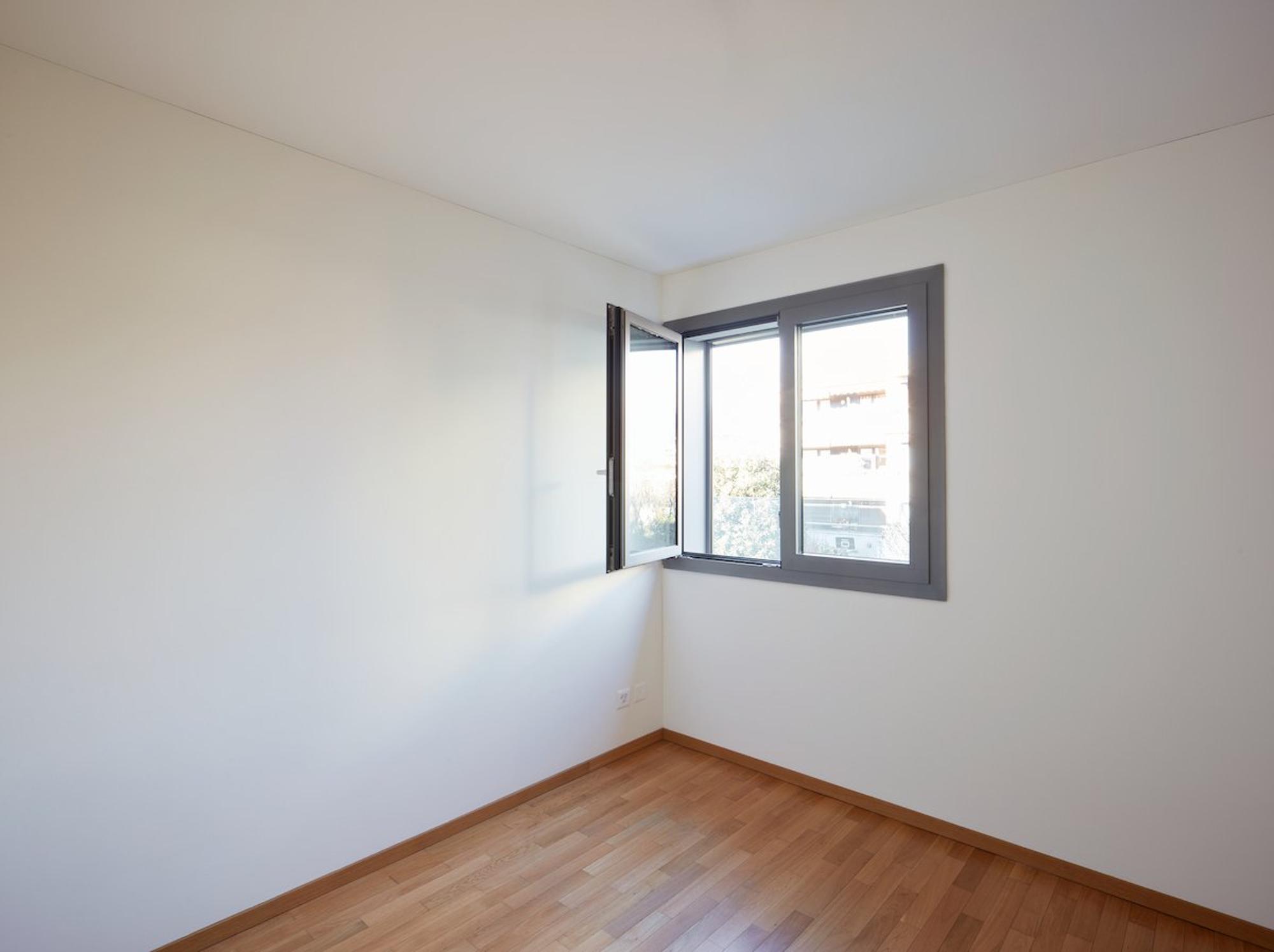 Leerer heller Raum mit Fenster