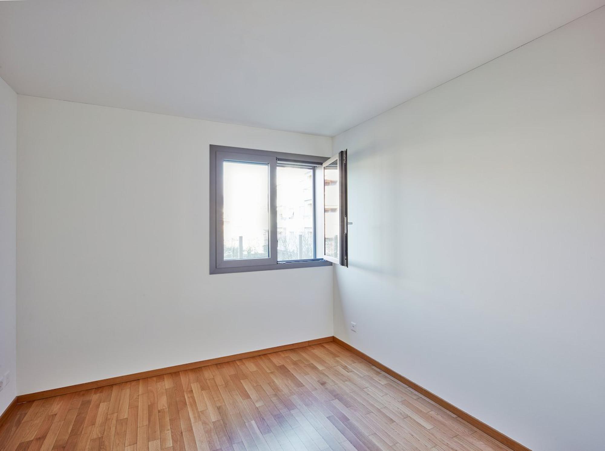 Leerer heller Raum mit Fenster