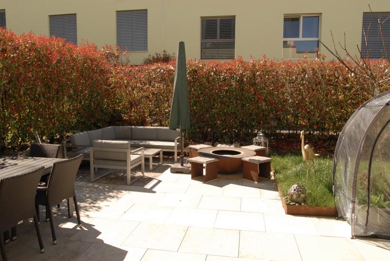 Terrasse mit Sitzgruppe und Feuerstelle