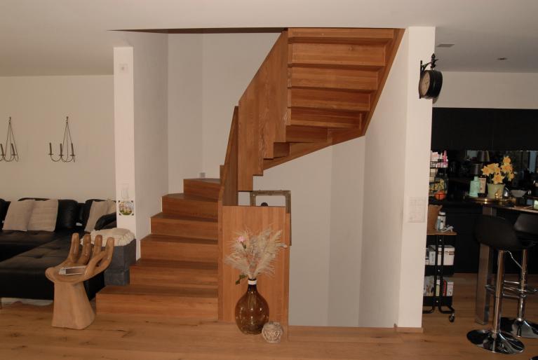 Offener Wohnbereich mit Holztreppe