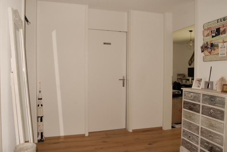 Flur mit weißer Tür und Holzfußboden