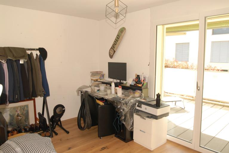 Arbeits- bzw. Ankleidezimmer mit Zugang zur Terrasse