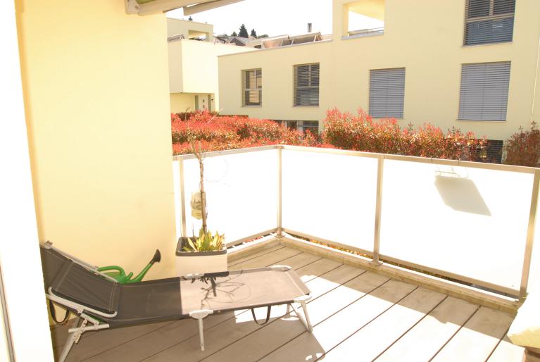 Balkon mit Blick auf gegenüberliegende Wohnhäuser