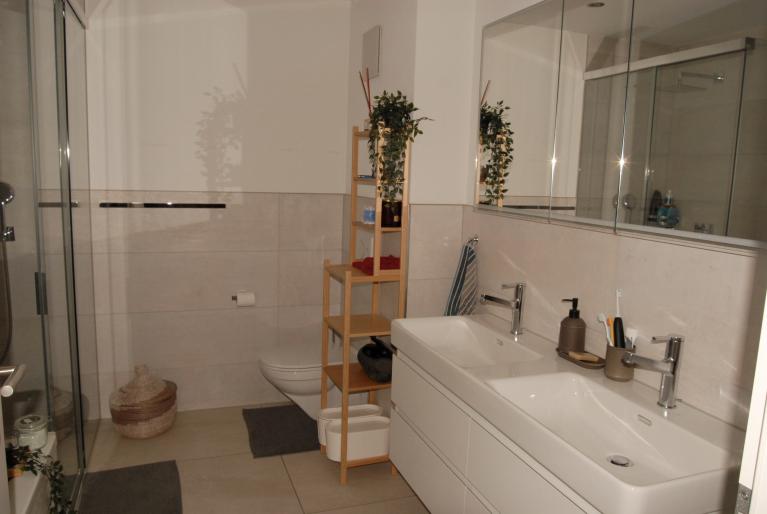 Modernes Badezimmer mit Doppelwaschtisch