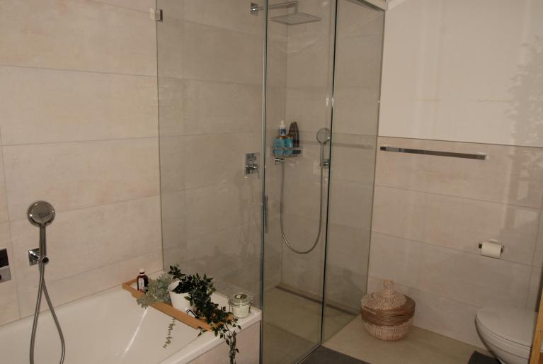 Modernes Badezimmer mit Glasdusche und Badewanne