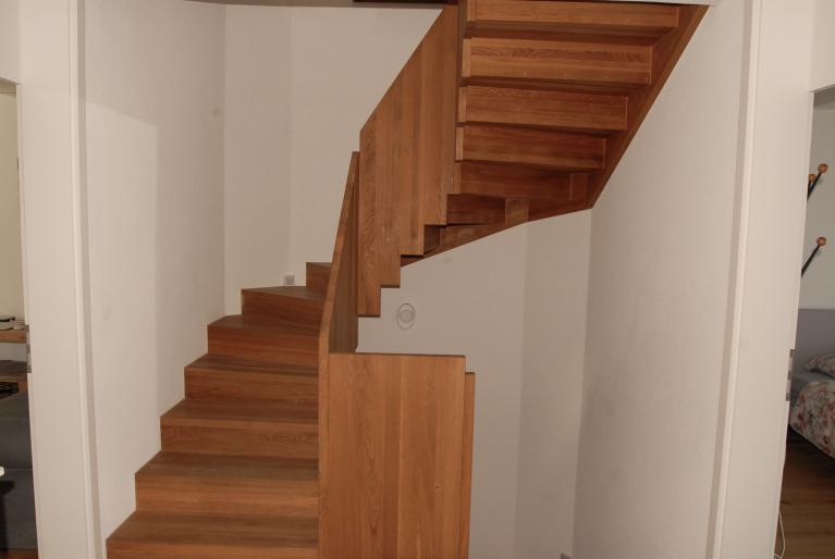 Treppenhaus mit Holzstufen