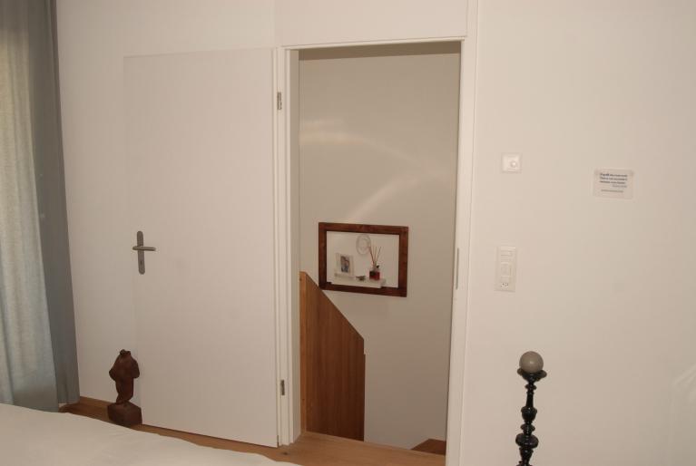 Helles Schlafzimmer mit Blick ins Treppenhaus