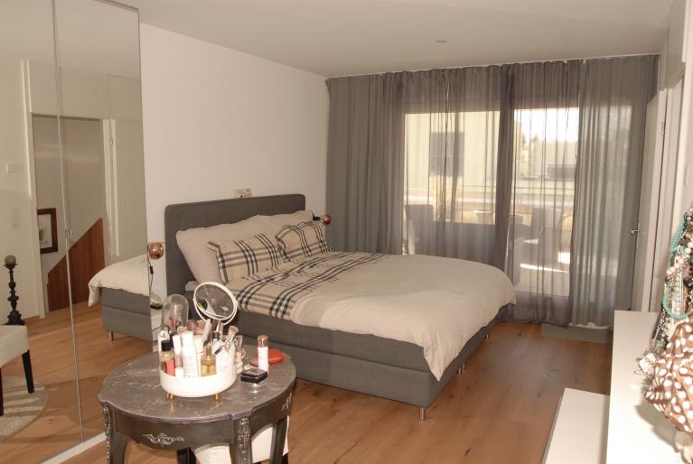 Modernes Schlafzimmer mit Balkonzugang