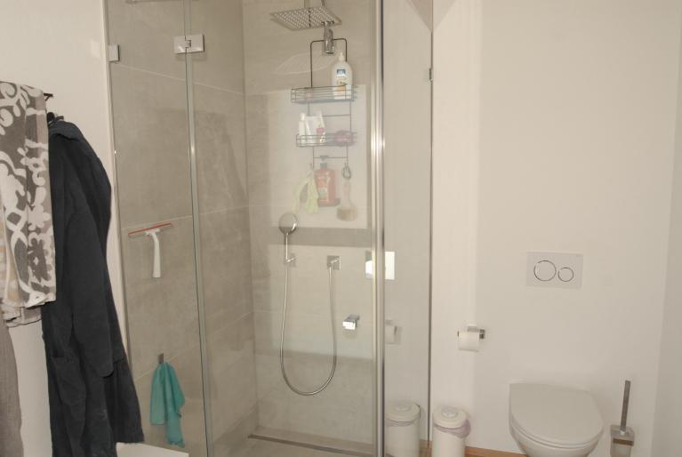 Modernes Badezimmer mit Dusche und WC