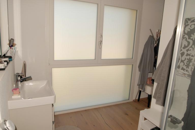 Badezimmer mit Milchglasfenster und Waschtisch