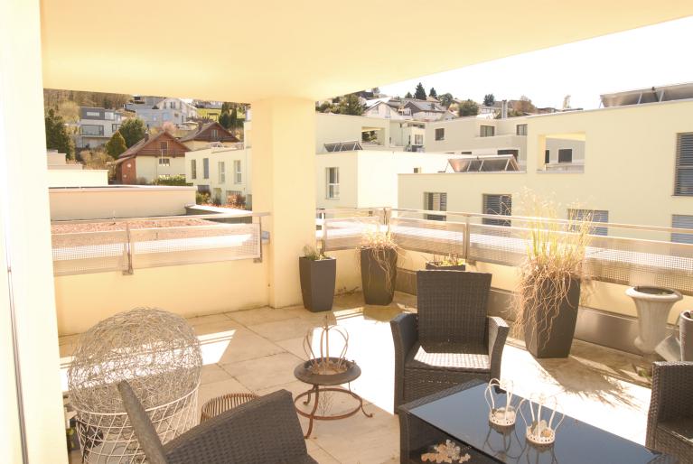 Helle Dachterrasse mit Sitzgruppe