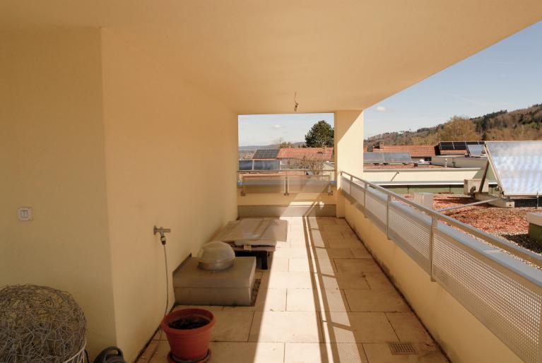 Überdachter Balkon mit Fernblick